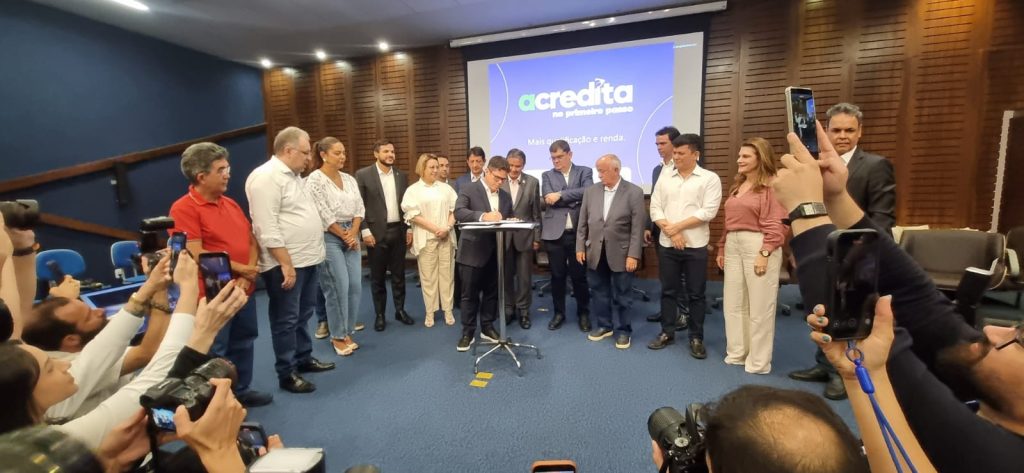 Assinatura de parceria para Programa Acredita Primeiro Passo